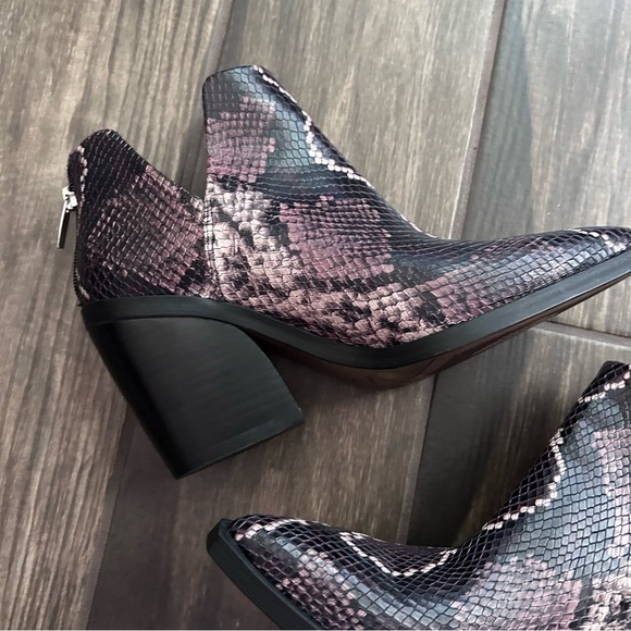 Vince Camuto Gigietta Leather Booties in Snakeskin Sz 8 - Picture 4 of 11